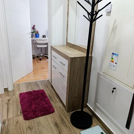 アパート Lara ピロト