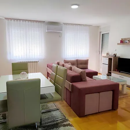 Lara アパート ピロト